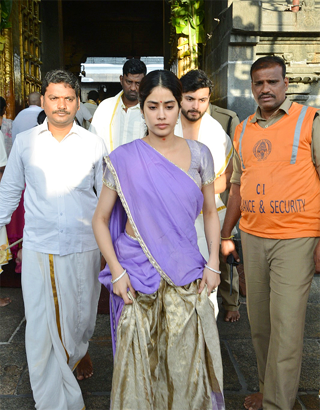 Actress_20Janhvi_20Kapoor_20Visits_20Tirumala_20Temple-4.jpg 4
