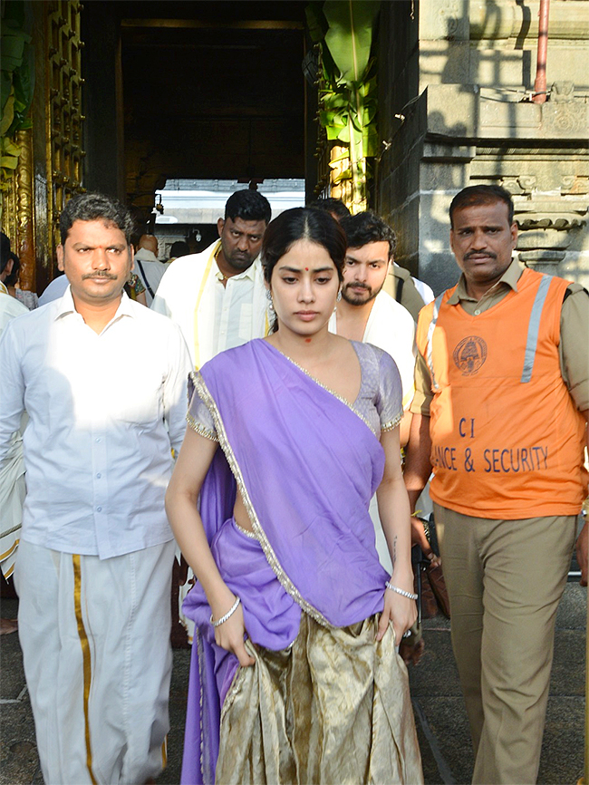 Actress_20Janhvi_20Kapoor_20Visits_20Tirumala_20Temple-6.jpg 6