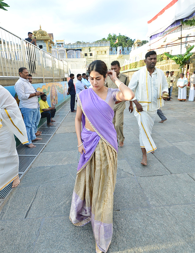 Actress_20Janhvi_20Kapoor_20Visits_20Tirumala_20Temple-7.jpg 7