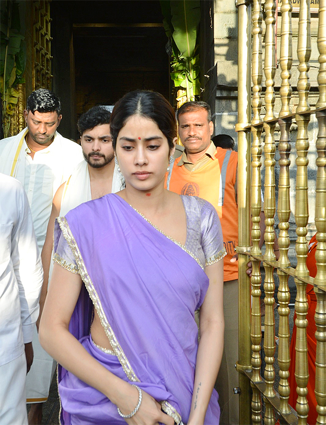 Actress_20Janhvi_20Kapoor_20Visits_20Tirumala_20Temple-8.jpg 8