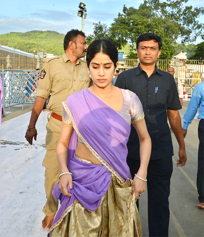 Actress_20Janhvi_20Kapoor_20Visits_20Tirumala_20Temple-9.jpg 9