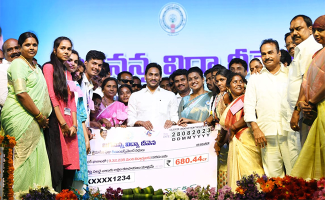 Jagananna-Vidya-Deevena-CM-Jagan-Public-Meeting-at-Nagari--3.jpg