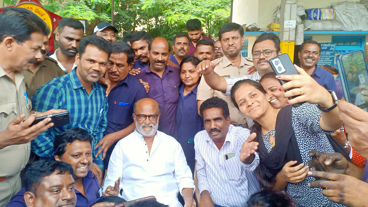 Rajinikanth-pays-surprise-visit-to-bus-depot--4.jpg 10