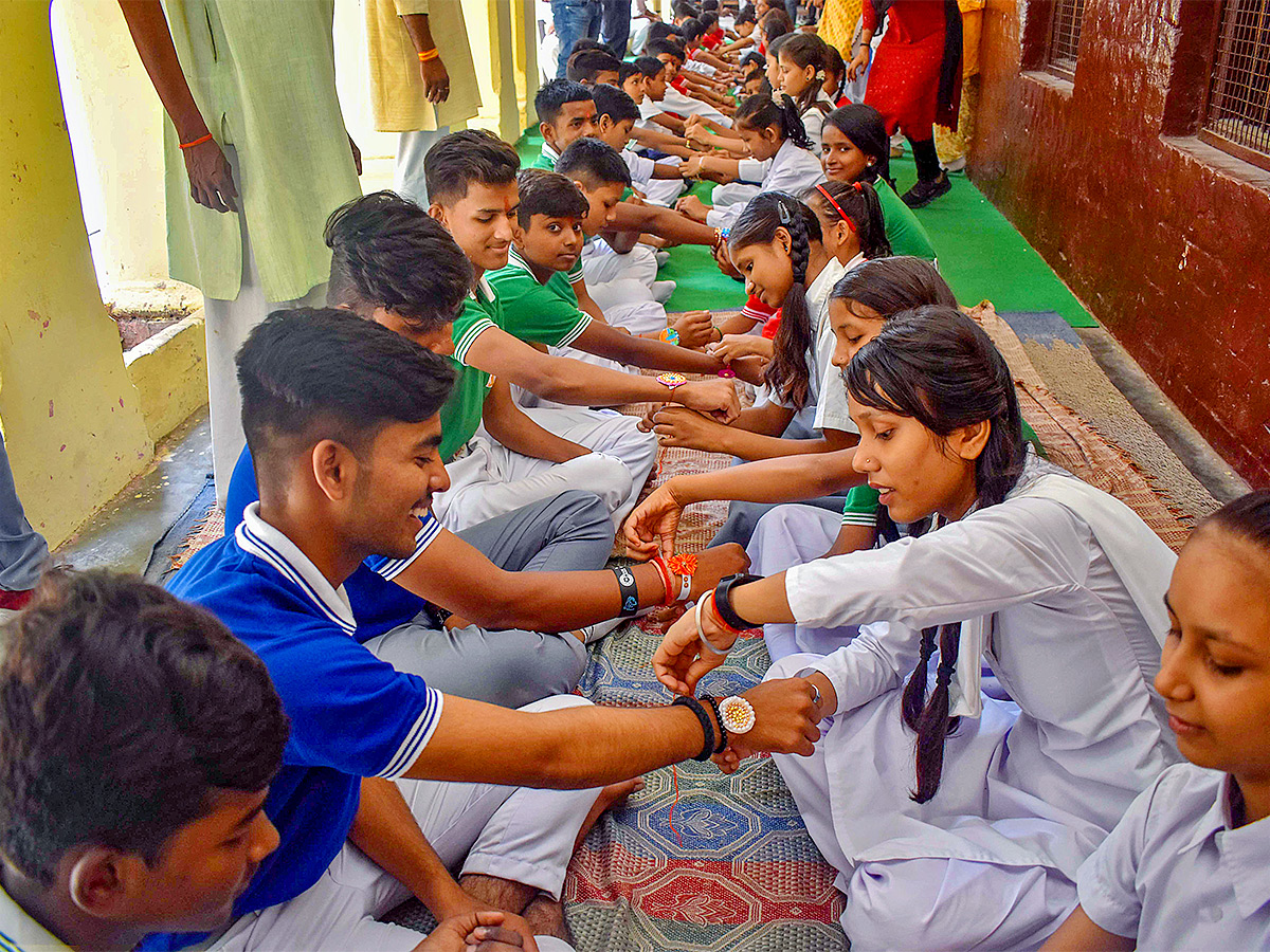 raksha_20bandhan_20celebration_20at_20india-13.jpg 13