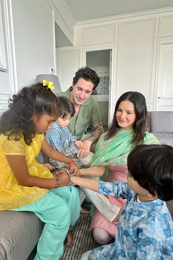 Sunny_20Leone_20Celebrating_20Raksha_20bandhan_20With_20Family_20And_20Children_20Photos_4.jpg 5