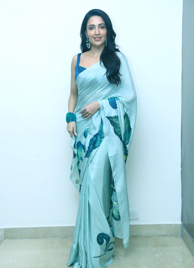 neha_20shetty_20latest_20pics-17.jpg 15