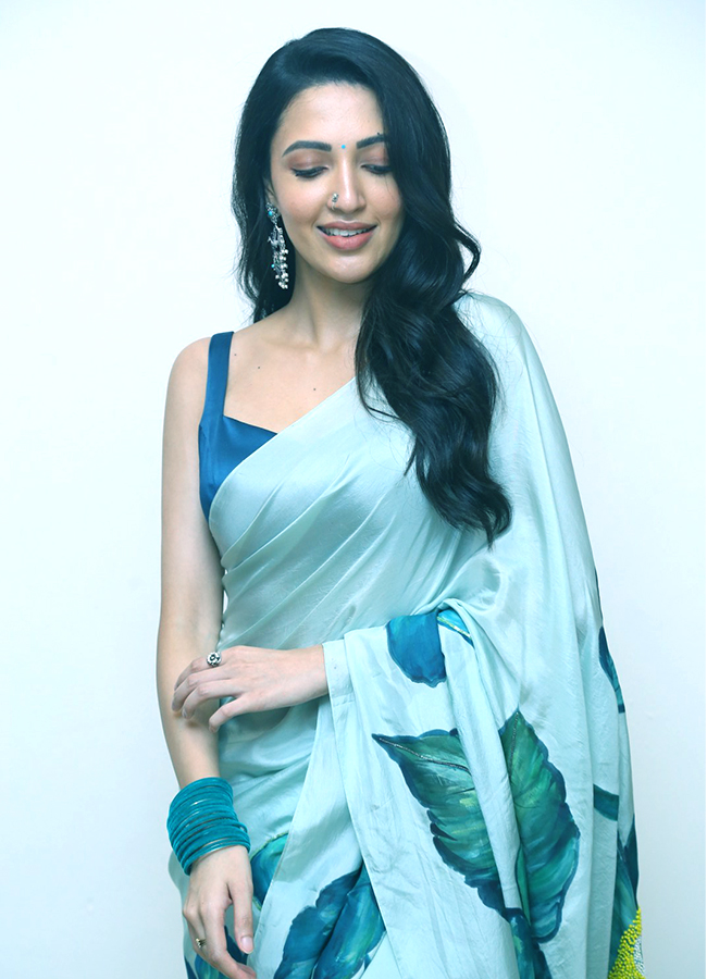 neha_20shetty_20latest_20pics-24.jpg 22