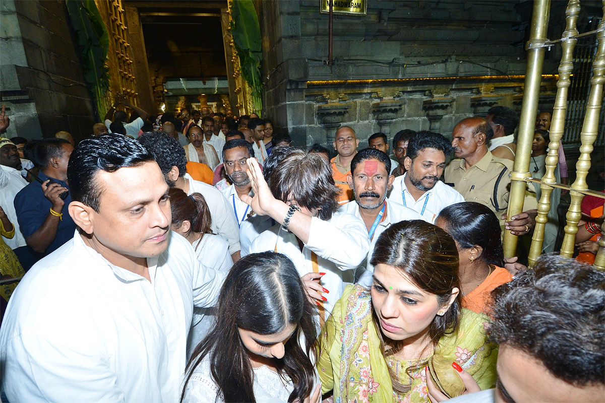 Bollywood_20Actor_20Shah_20Rukh_20Khan_20Visits_20Tirumala_20Ahead_20of_20Jawan_20Release-15.jpg 14