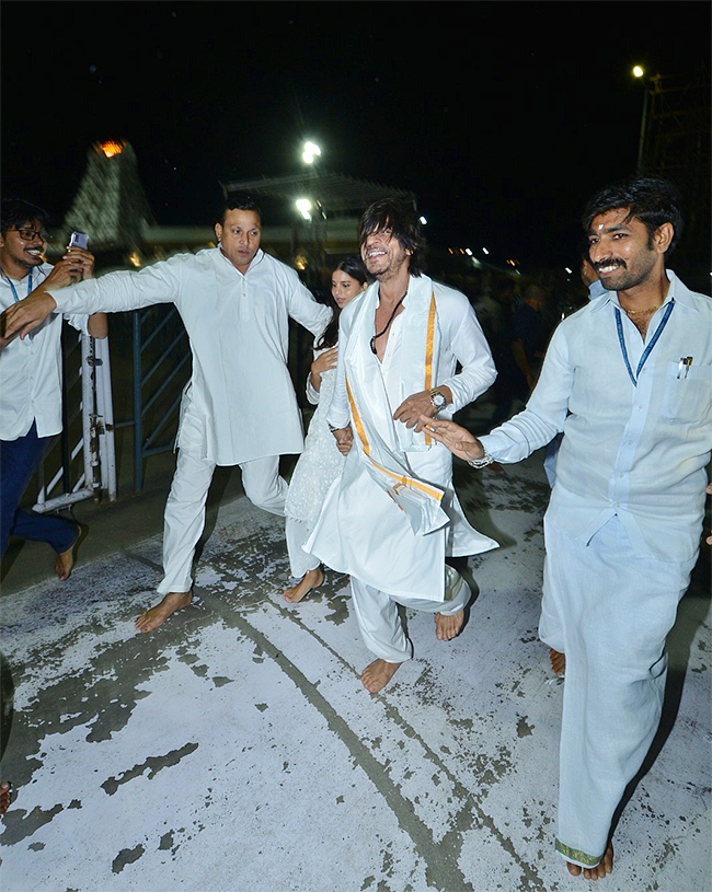 Bollywood_20Actor_20Shah_20Rukh_20Khan_20Visits_20Tirumala_20Ahead_20of_20Jawan_20Release-9.jpg 8