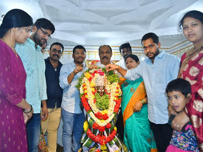 Devotees_20offer_20scorpions_20to_20Deity_20at_20Kodumur_20temple_20in_20Kurnool-20.jpg 17