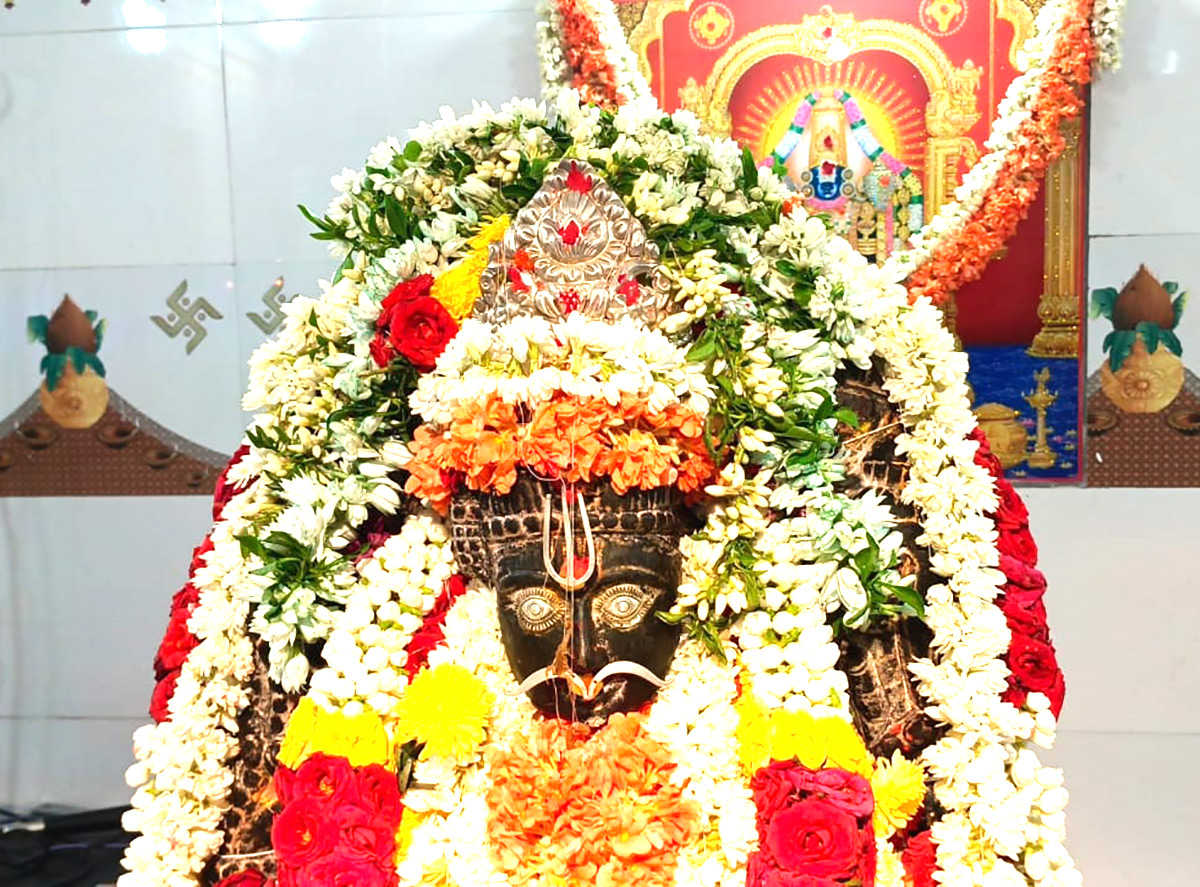 Devotees_20offer_20scorpions_20to_20Deity_20at_20Kodumur_20temple_20in_20Kurnool-21.jpg 18