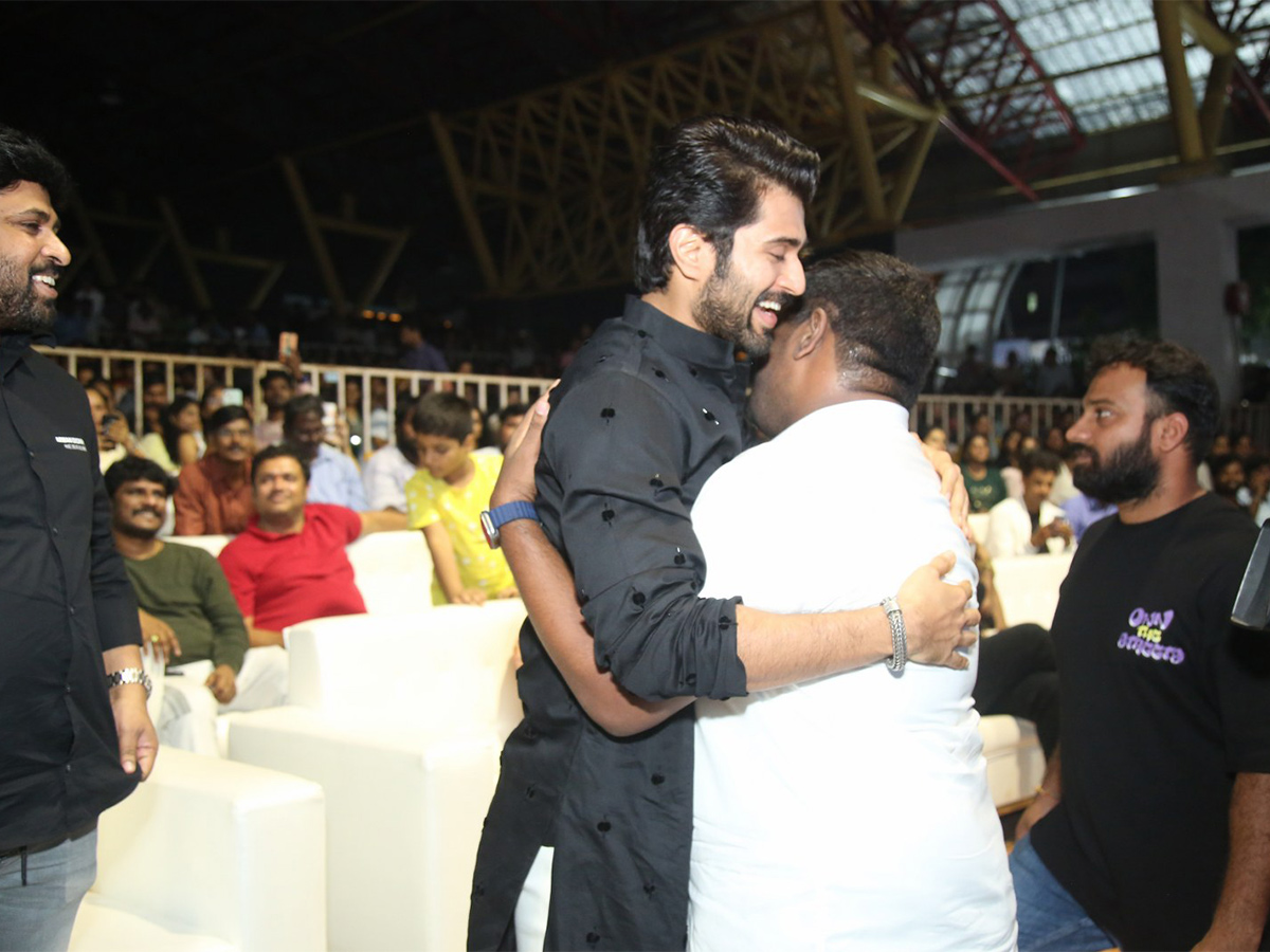 Kushi_20Movie_20Success_20Meet_20at_20Vizag-16.jpg 16