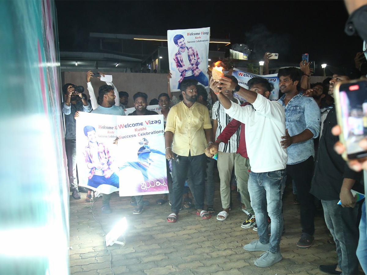 Kushi_20Movie_20Success_20Meet_20at_20Vizag-31.jpg 29
