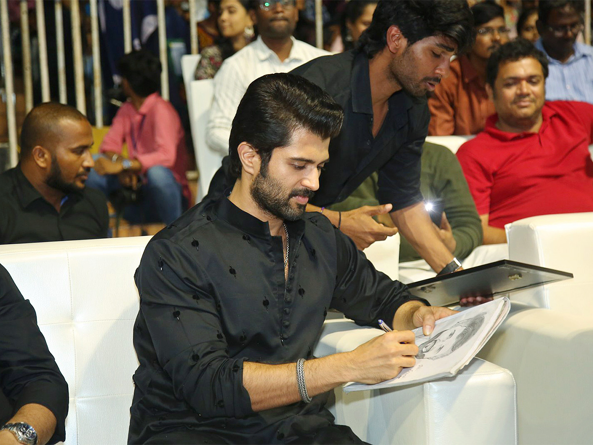 Kushi_20Movie_20Success_20Meet_20at_20Vizag-32.jpg 30