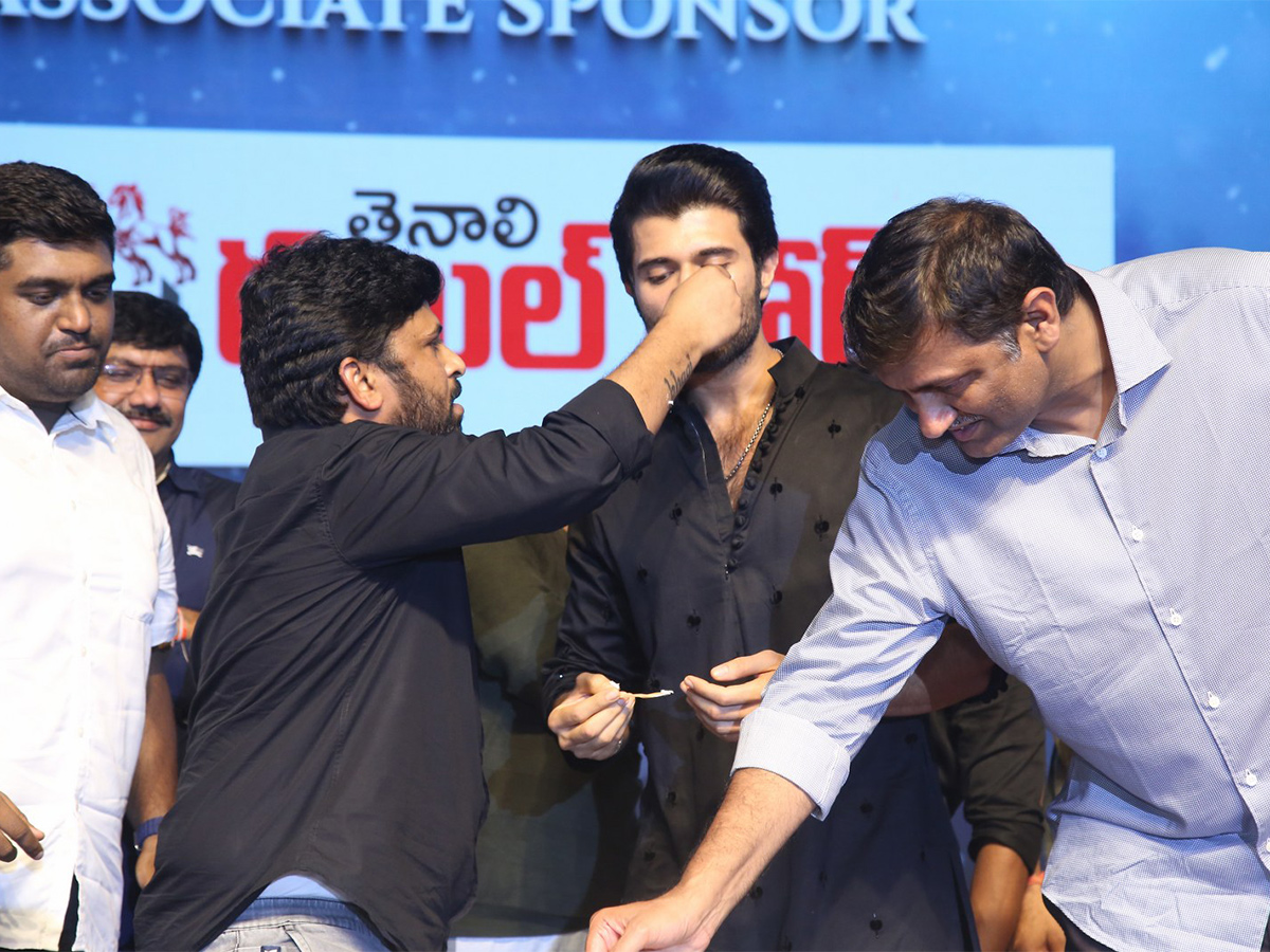 Kushi_20Movie_20Success_20Meet_20at_20Vizag-34.jpg 32