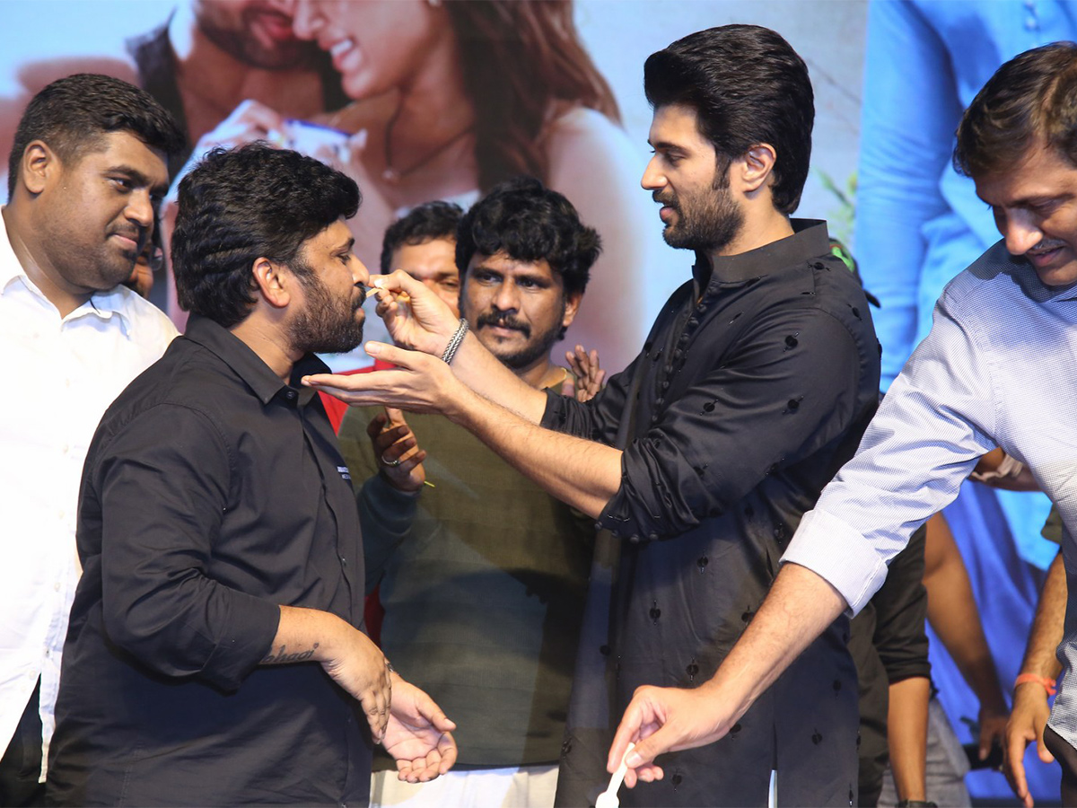 Kushi_20Movie_20Success_20Meet_20at_20Vizag-49.jpg 41