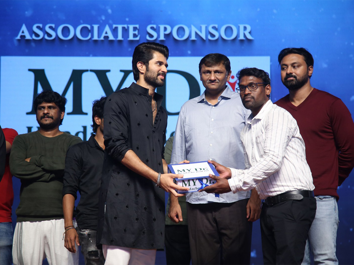 Kushi_20Movie_20Success_20Meet_20at_20Vizag-52.jpg 44