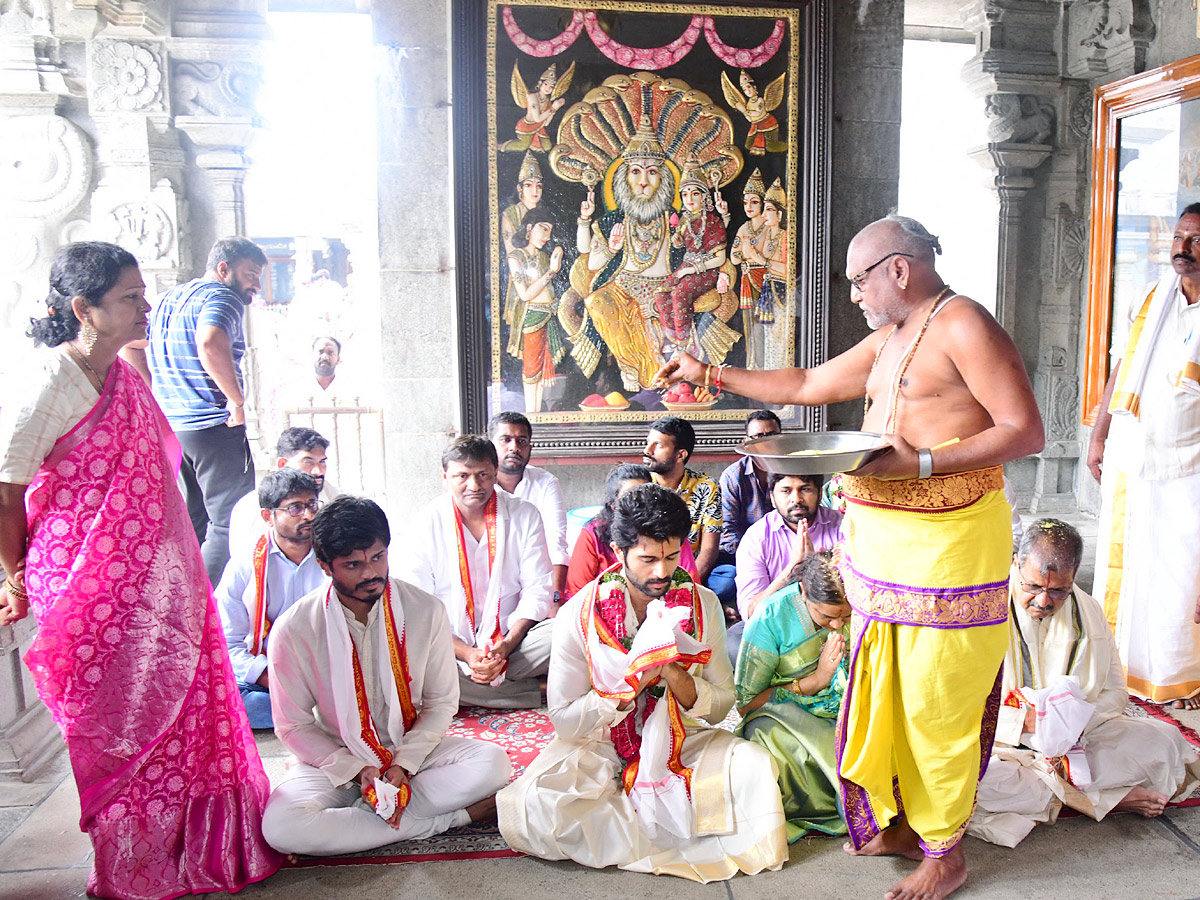 Tollywood_20Actor_20Vijay_20Devarakonda_20Visited_20Yadadri_20Temple_20With_20Family_20Photos_11.jpg 12
