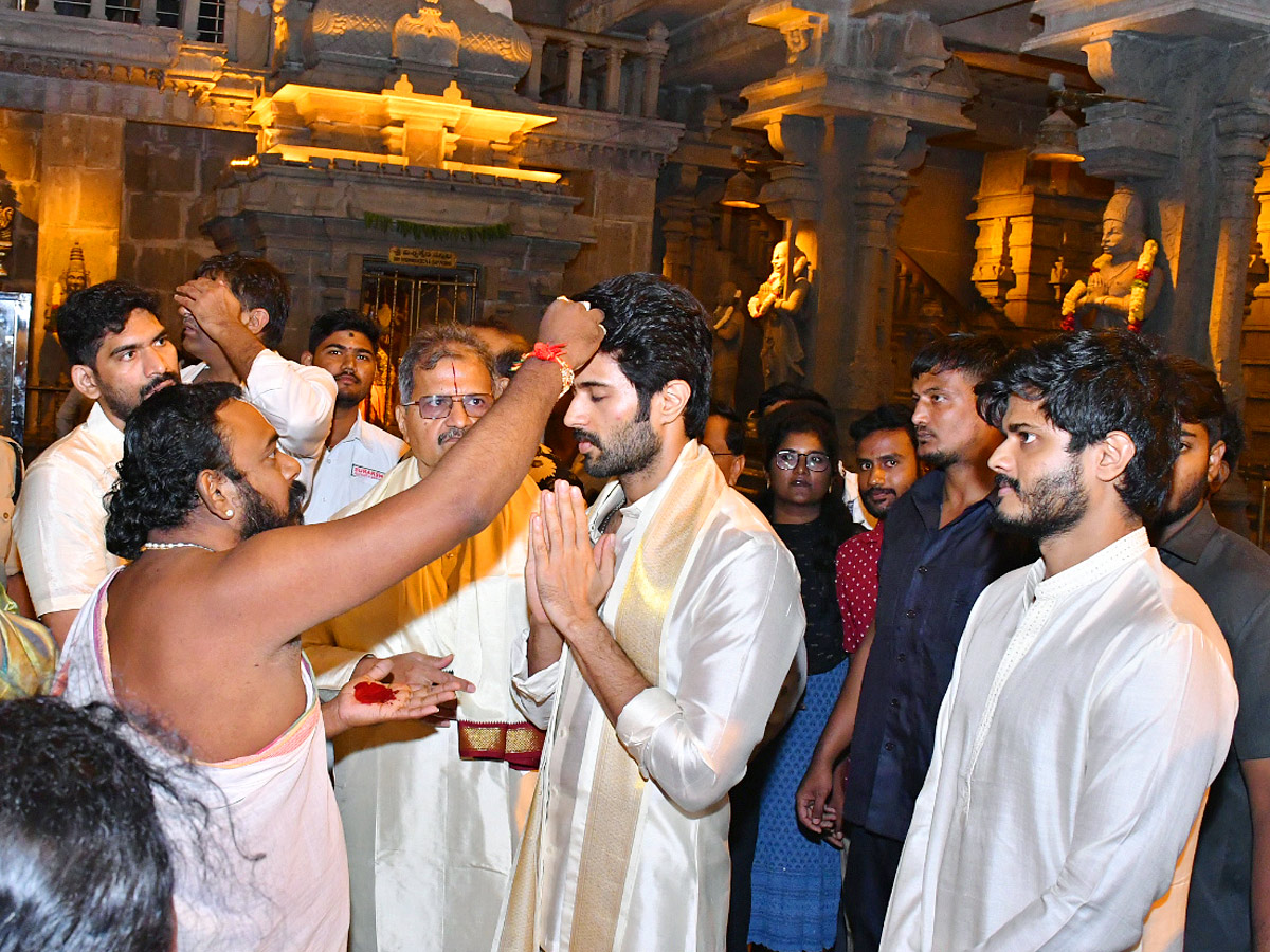 Tollywood_20Actor_20Vijay_20Devarakonda_20Visited_20Yadadri_20Temple_20With_20Family_20Photos_17.jpg 18