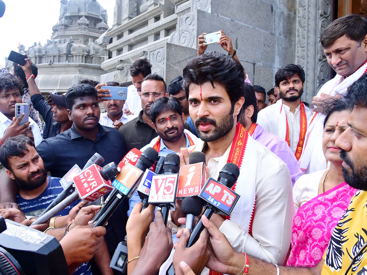 Tollywood_20Actor_20Vijay_20Devarakonda_20Visited_20Yadadri_20Temple_20With_20Family_20Photos_3.jpg 4