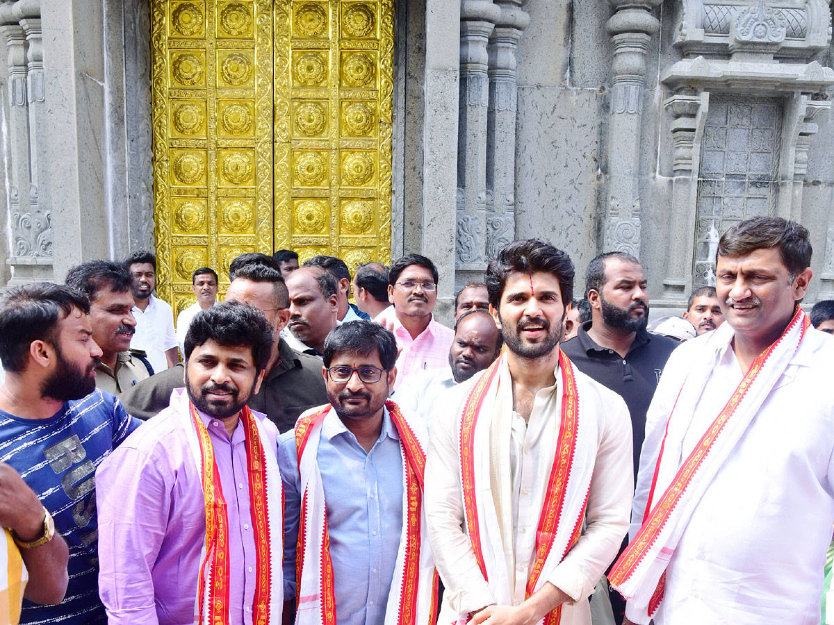Tollywood_20Actor_20Vijay_20Devarakonda_20Visited_20Yadadri_20Temple_20With_20Family_20Photos_4.jpg 5