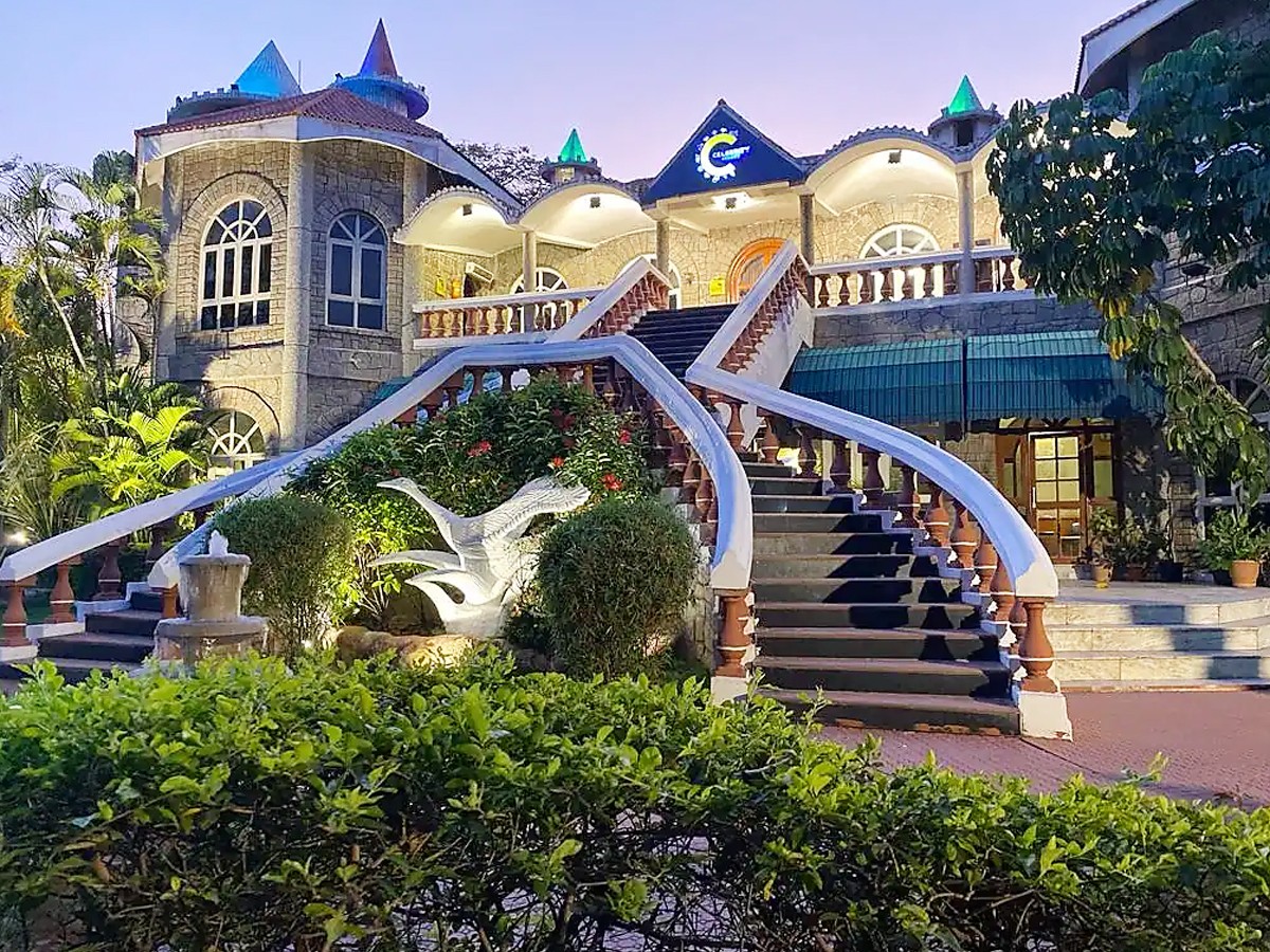 6._20Celebrity_20Resort.jpg 12