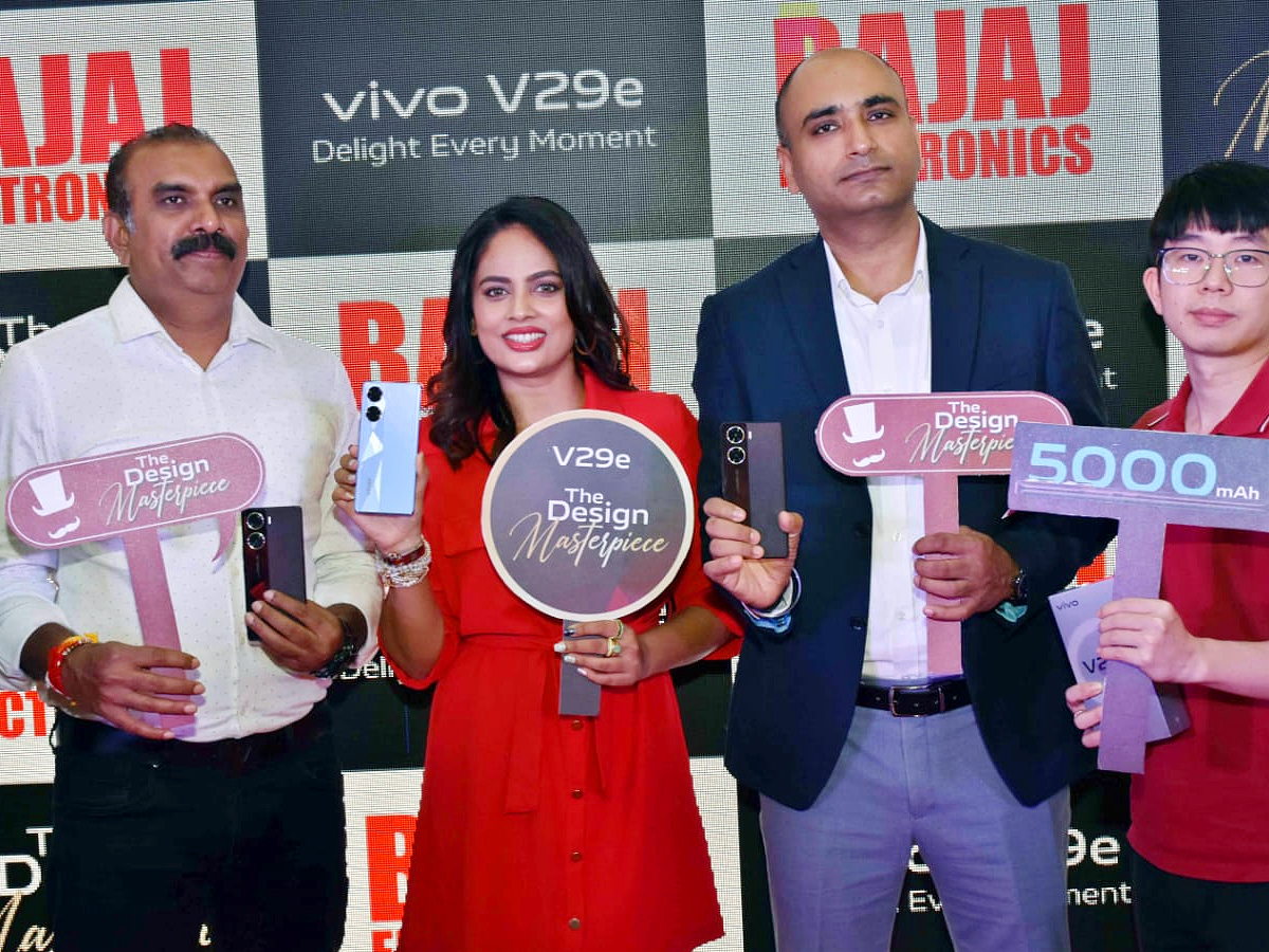 Actress_20Nandita_20Swetha_20Launchs_20New_20Mobile_20Smart_20Phone_20from_20VIVO_20Bajaj_20Electronics_20Photos_6.jpg 6