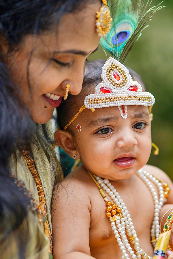 Anchor_20Lasya_20Second_20Son_20Dressed_20Up_20As_20Little_20Krishna_20Photos_1.jpg 2