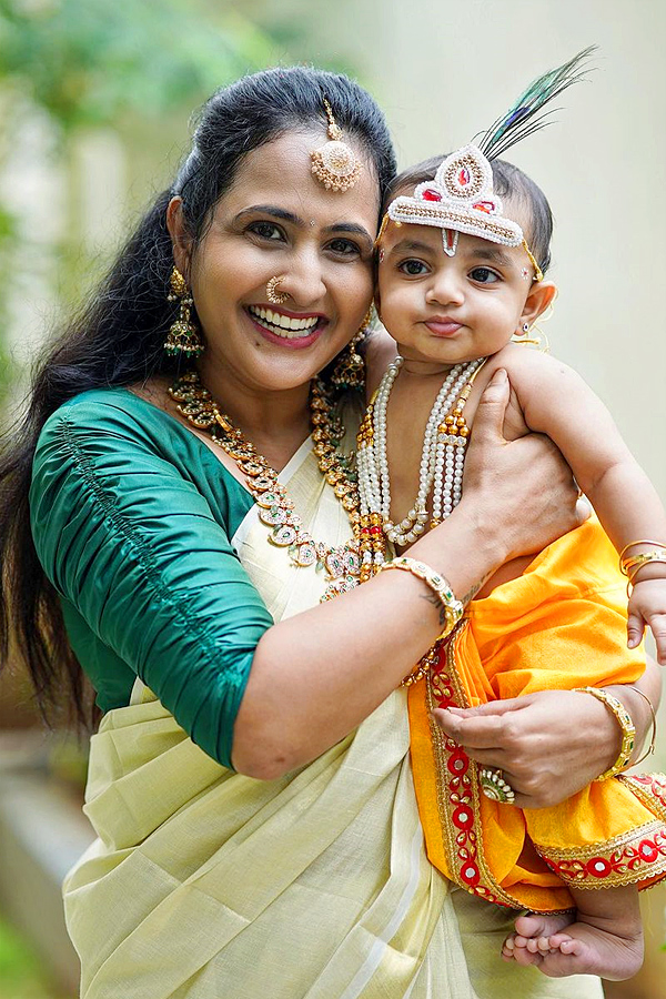 Anchor_20Lasya_20Second_20Son_20Dressed_20Up_20As_20Little_20Krishna_20Photos_2.jpg 3