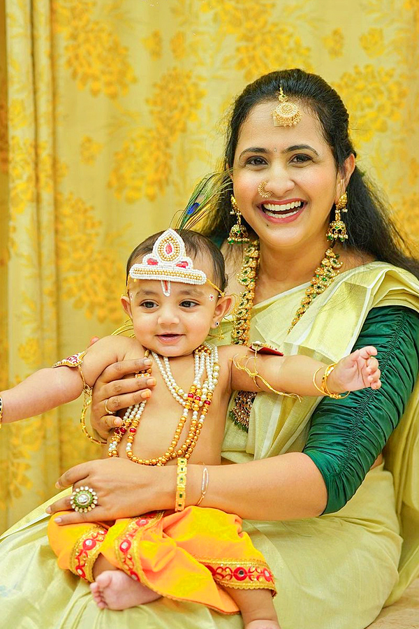 Anchor_20Lasya_20Second_20Son_20Dressed_20Up_20As_20Little_20Krishna_20Photos_3.jpg 4