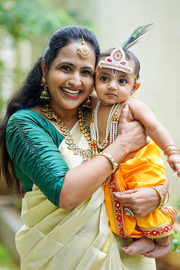 Anchor_20Lasya_20Second_20Son_20Dressed_20Up_20As_20Little_20Krishna_20Photos_7.jpg 8