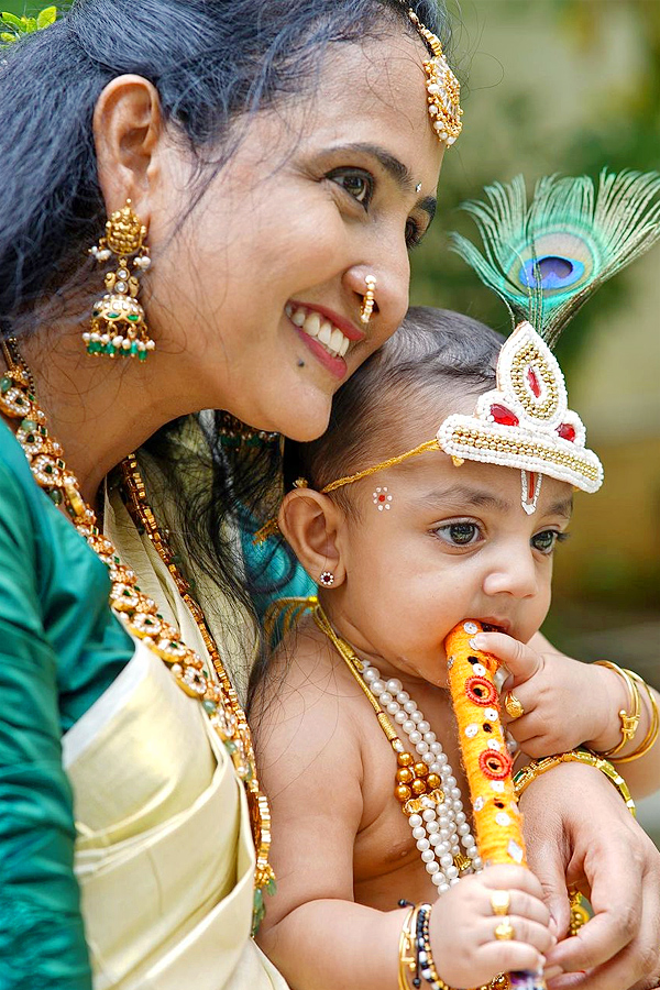 Anchor_20Lasya_20Second_20Son_20Dressed_20Up_20As_20Little_20Krishna_20Photos_8.jpg 9
