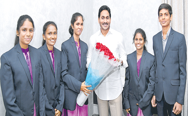 Jangan-sir-with-students-ST.jpg