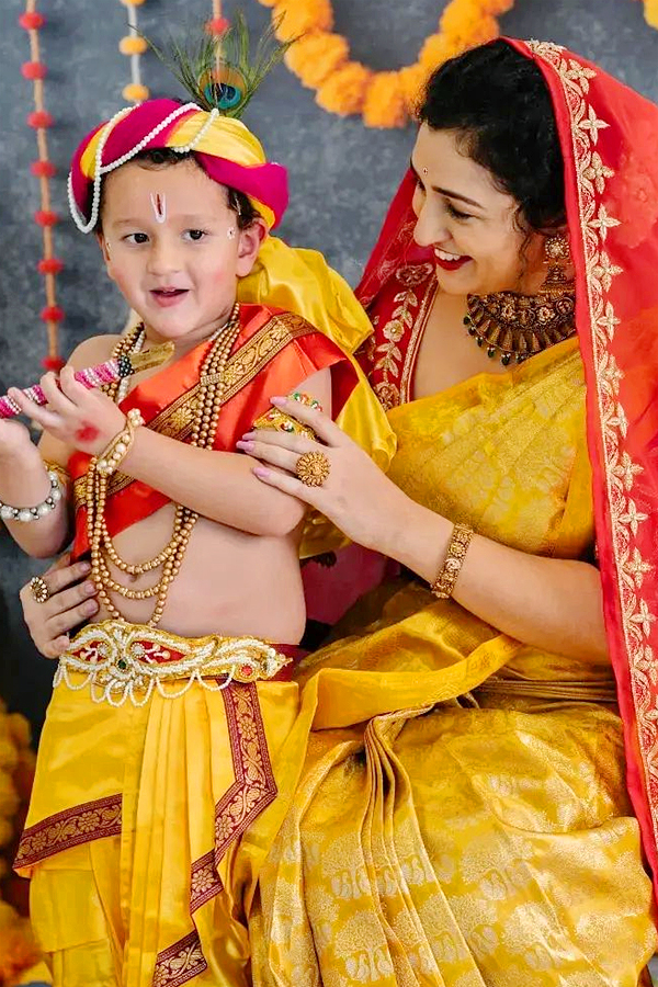 Kantara_20star_20Rishab_20Shetty_20celebrates_20Janmashtami_20with_20family_20and_20kids_20Photos_2.jpg 3