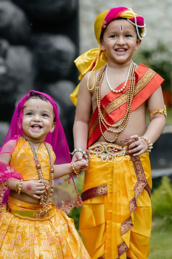 Kantara_20star_20Rishab_20Shetty_20celebrates_20Janmashtami_20with_20family_20and_20kids_20Photos_3.jpg 4