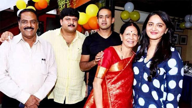 Miss_20Shetty_20Mr_20Polishetty_20Actress_20Anushka_20Shetty_20Rare_20and_20Unseen_20Photos-27.jpg 27