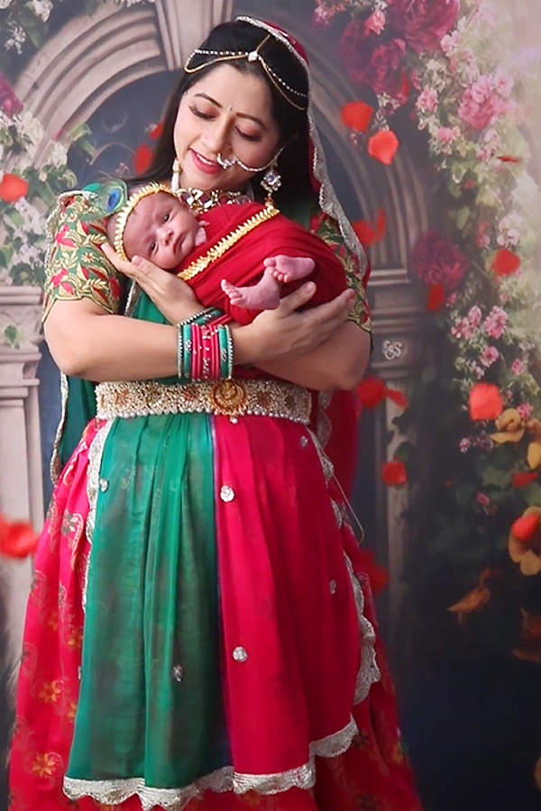 Actress_20Lahari_20Son_20Dressed_20Up_20As_20Little_20Krishna_20Photos_7.jpg 8