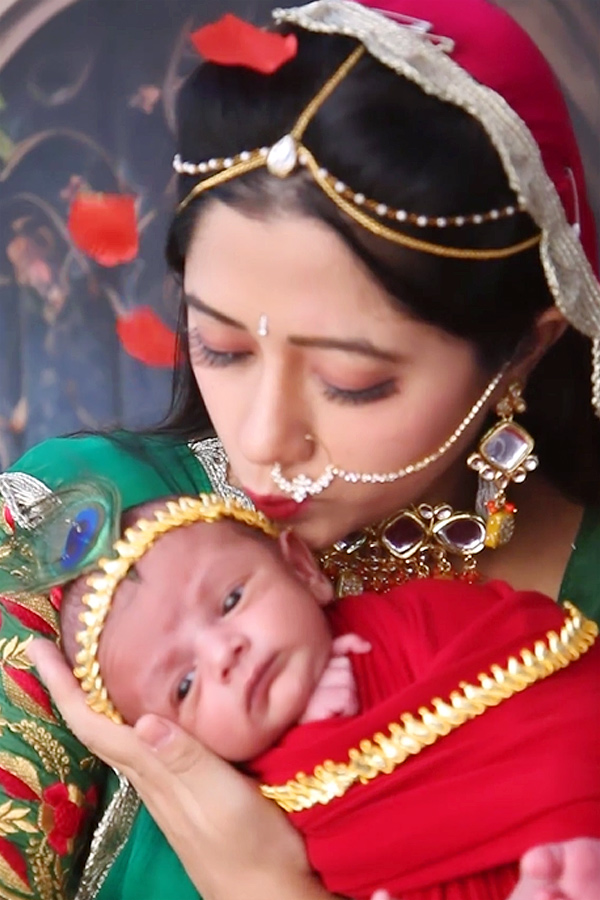 Actress_20Lahari_20Son_20Dressed_20Up_20As_20Little_20Krishna_20Photos_8.jpg 9