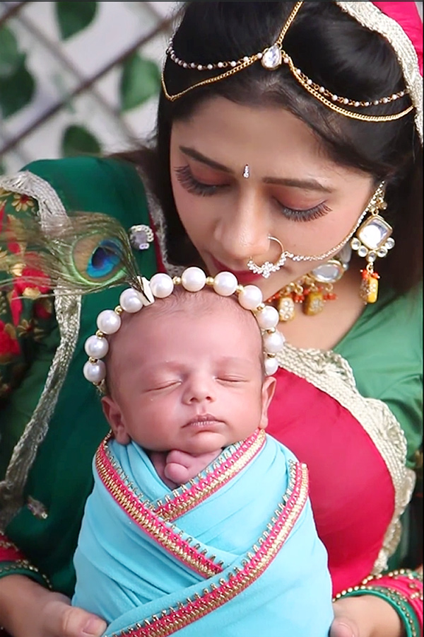 Actress_20Lahari_20Son_20Dressed_20Up_20As_20Little_20Krishna_20Photos_9.jpg 10