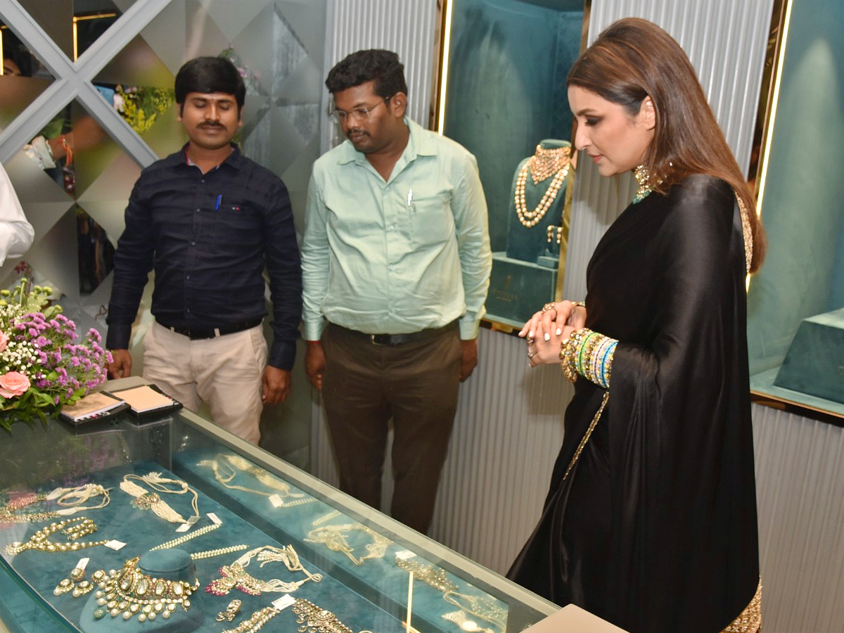 Actress_20Parineeti_20Chopra_20Launches_20Jewellery_20Store_20in_20Hyderabad_20Photos_19.jpg 20