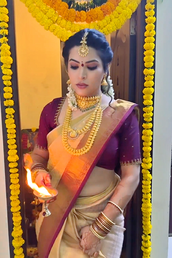Bigg_20Boss_20contestant_20Priyanka_20Singh_20participated_20in_20Varalakshmi_20Puja_20Photos_8.jpg 9