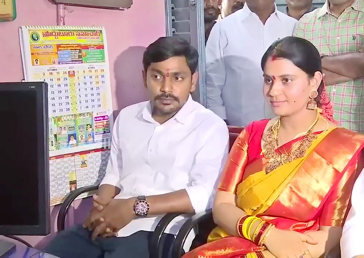 Proddatur_20MLA_20Rachamallu_20Siva_20Prasad_20Reddy_20Daughter_20Love_20Marriage-17.jpg 16