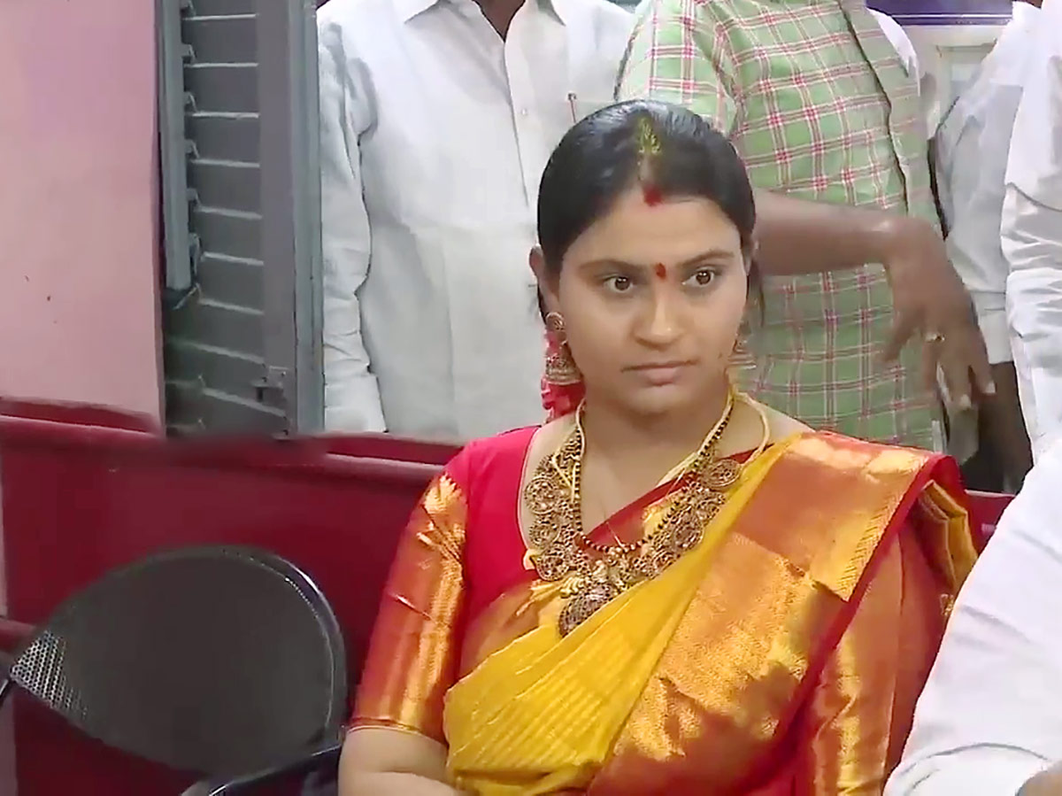 Proddatur_20MLA_20Rachamallu_20Siva_20Prasad_20Reddy_20Daughter_20Love_20Marriage-18.jpg 17