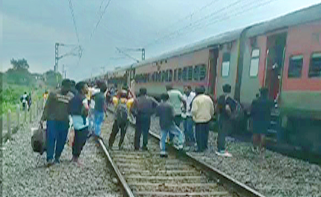 Howrah-Express-Near-Nekkonda.jpg