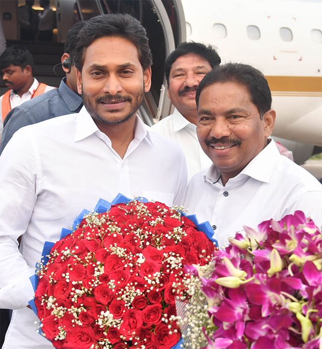 AP_20CM_20YS_20Jagan_20Returned_20Back_20To_20Vijayawada_20Photos-7.jpg 7