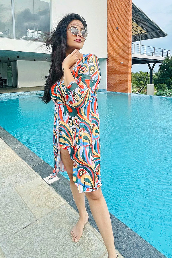 Anchor_20Sreemukhi_20latest_20swimming_20pool_20looks_20Photos_2.jpg 3