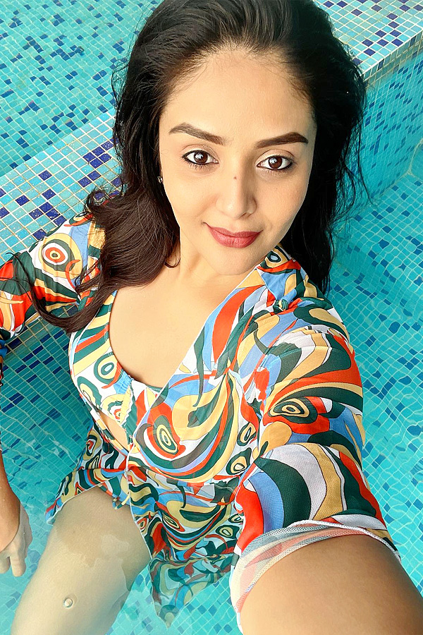 Anchor_20Sreemukhi_20latest_20swimming_20pool_20looks_20Photos_6.jpg 7