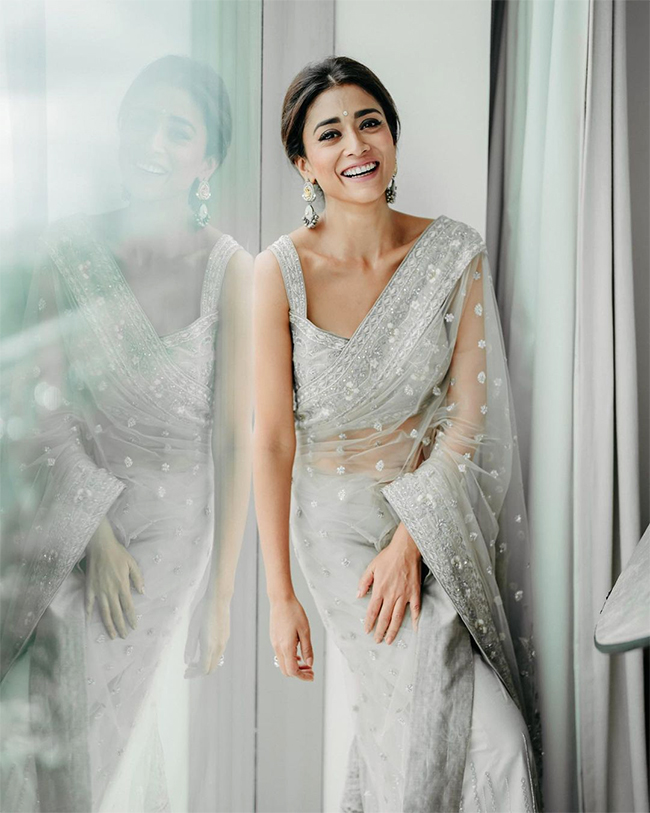 Happy_20Birthday_20Shriya_20Saran_20Latest_20images-2.jpg 2