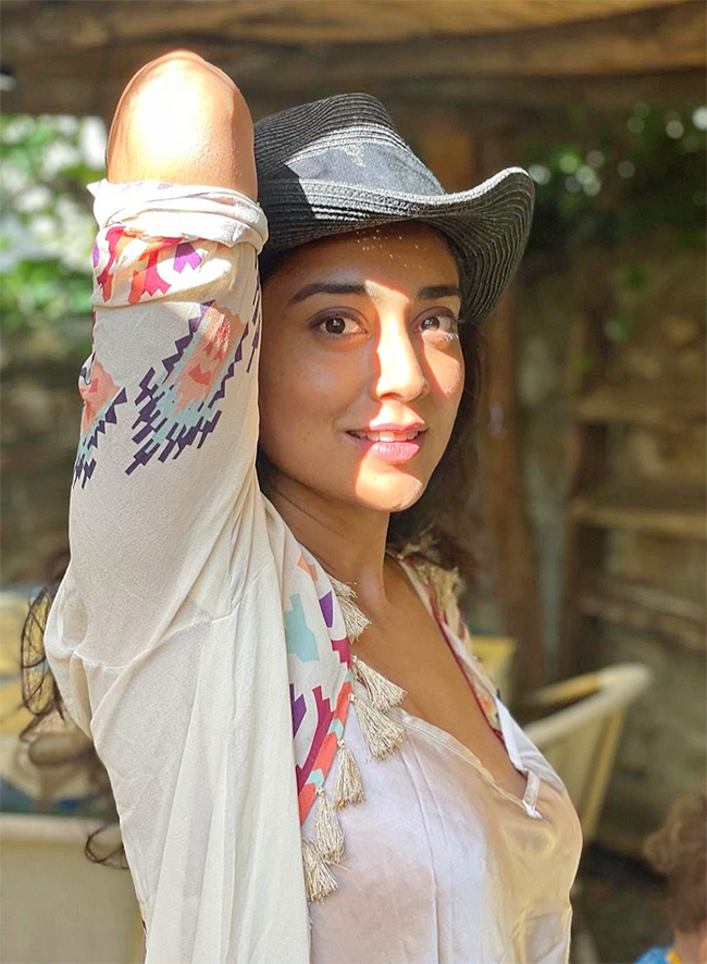 Happy_20Birthday_20Shriya_20Saran_20Latest_20images-9.jpg 9