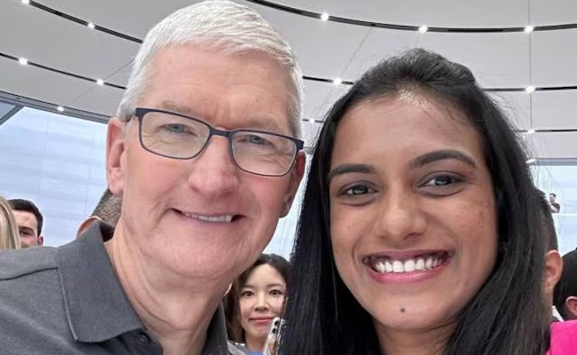 pv_20sindhu_20timcook_20selfie.jpg
